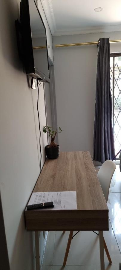 Atterbury Self Catering Studios พริทอเรีย ภายนอก รูปภาพ