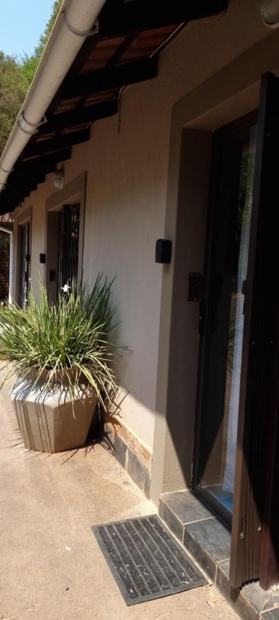 Atterbury Self Catering Studios พริทอเรีย ภายนอก รูปภาพ