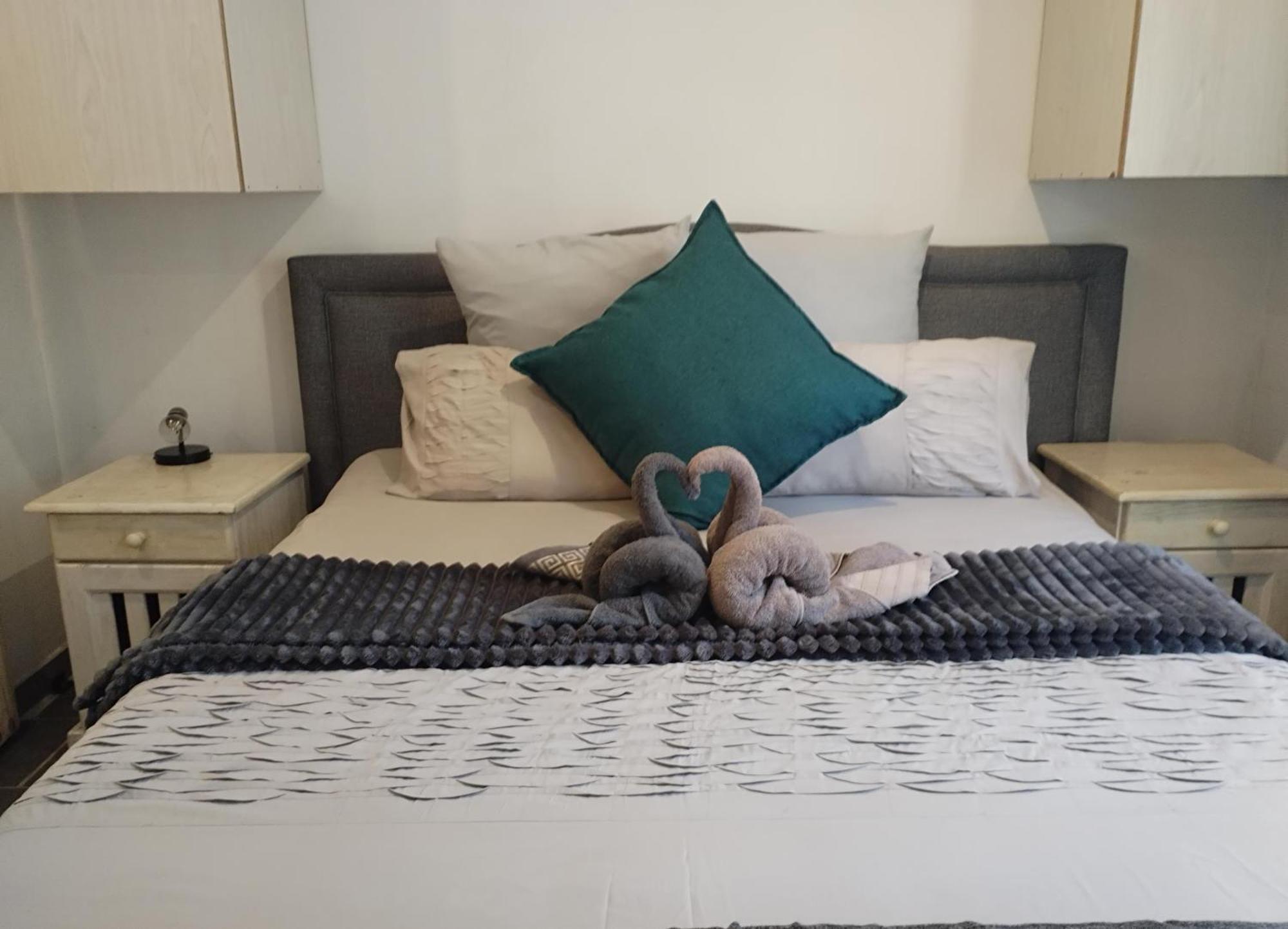 Atterbury Self Catering Studios พริทอเรีย ภายนอก รูปภาพ