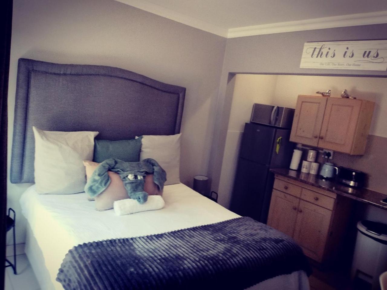Atterbury Self Catering Studios พริทอเรีย ภายนอก รูปภาพ